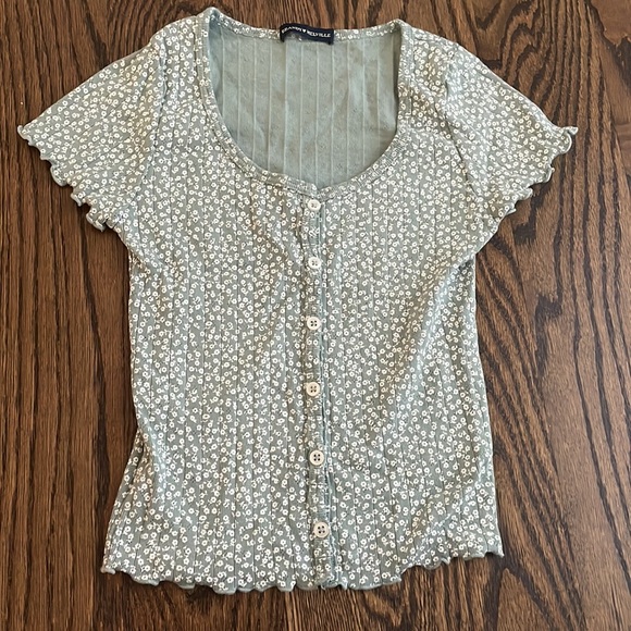 3 BrandyMelville shirts, one size only . Great condition!All3 together only $40! - Picture 3 of 6